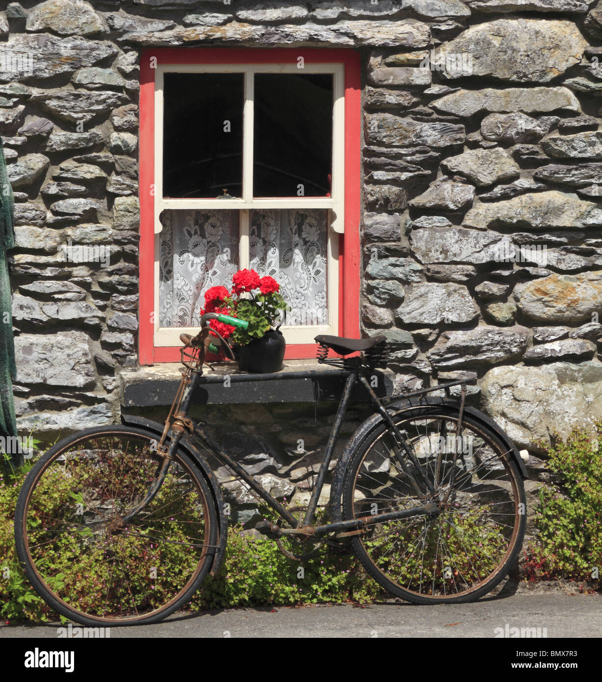 Una vecchia bicicletta poggia contro il davanzale della tradizionale azienda agricola irlandese cottage, Co Kerry, Repubblica di Irlanda. Foto Stock