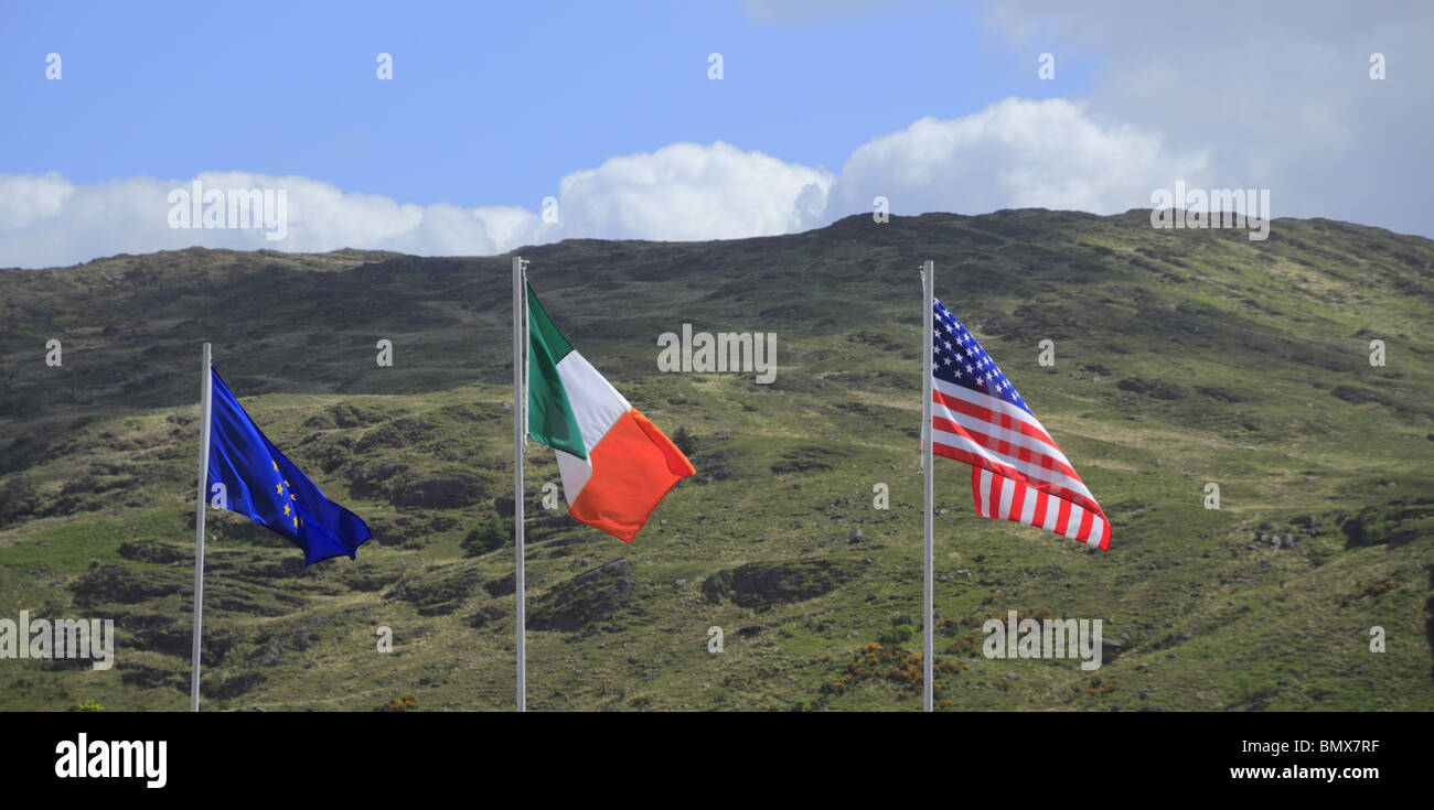 Le bandiere della UE, Repubblica irlandese e USA sorvolare Contea di Kerry nella Repubblica irlandese. Foto Stock