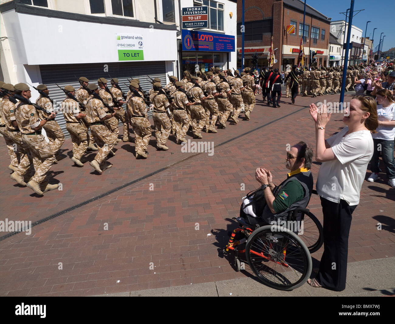 Il reggimento dello Yorkshire che esercitano i loro diritti di libertà marciando attraverso Redcar al loro ritorno in Afghanistan Giugno 2011 Foto Stock