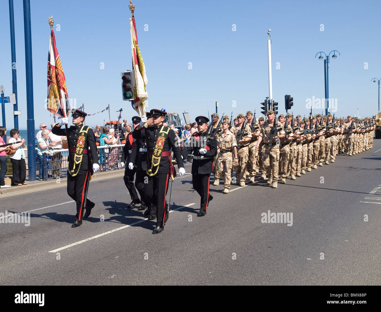 Il reggimento dello Yorkshire che esercitano i loro diritti di libertà marciando attraverso Redcar al loro ritorno in Afghanistan Giugno 2011 Foto Stock