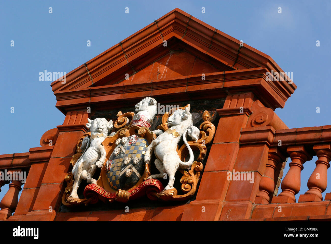 Inghilterra, Cheshire, Stockport, Bridge Street, stemma sulla ex Pretura, ora complesso per lo shopping Foto Stock