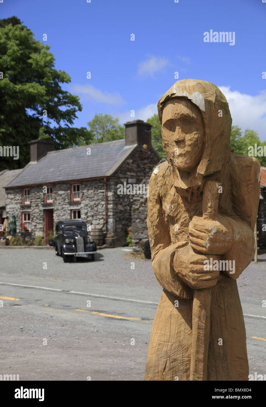 Un scolpito statua lignea, noto come 'Il Druido', a Molly Gallivan's Cottage, Bonane, Co. Kerry, Repubblica di Irlanda Foto Stock