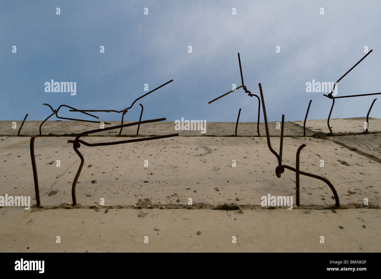 Dettaglio della parete in calcestruzzo con rinforzi in metallo Foto Stock