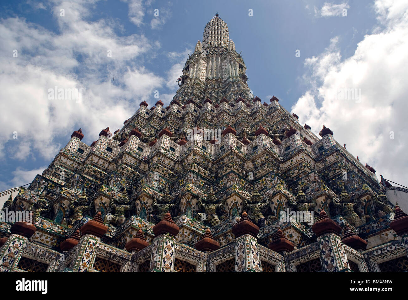 La Piramide principale di Wat Arun tempio conosciuto anche come tempio dell'alba a Bangkok in Tailandia Foto Stock