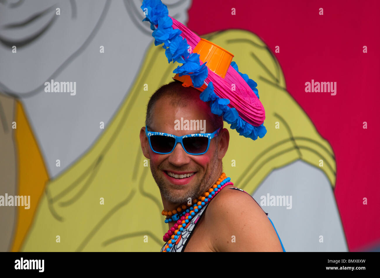 Un rivelatore che partecipa alla parata annuale di Gay Pride a Tel Aviv Israele Foto Stock