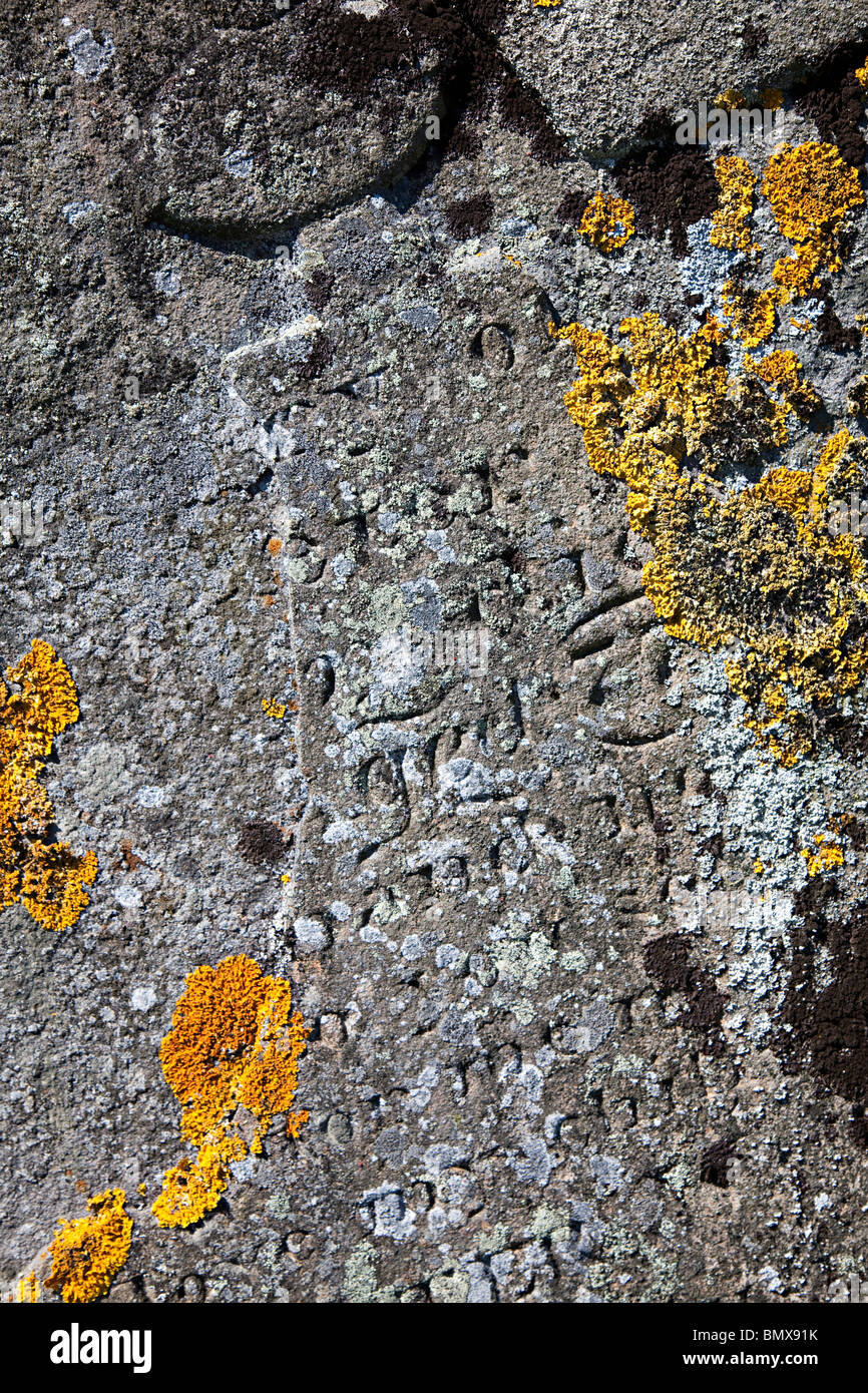 Dettaglio di arenaria erosa pietra tombale Cefn Golau cimitero del colera Tredegar Wales UK Foto Stock