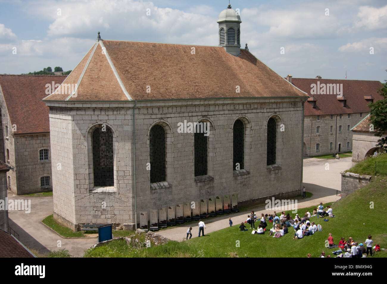 Grande chiesa turisti rilassante windows erba del tetto Foto Stock