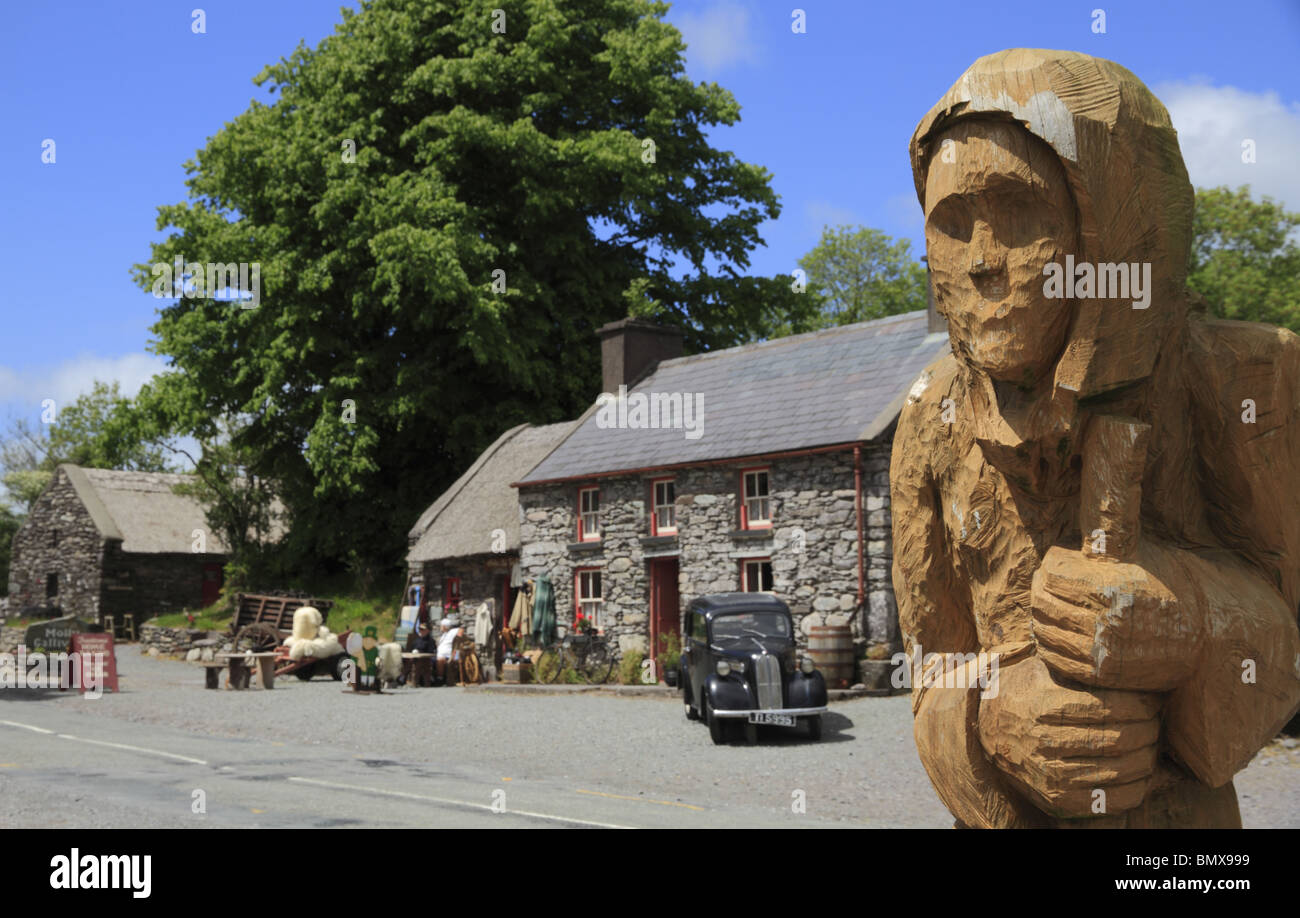 Un scolpito statua lignea, noto come 'Il Druido', a Molly Gallivan's Cottage, Bonane, Co. Kerry, Repubblica di Irlanda Foto Stock