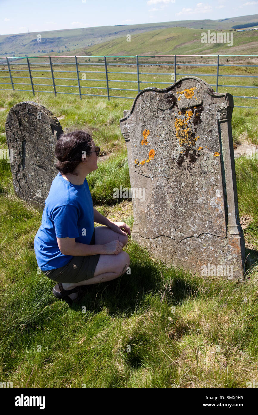 Persona erosa di lettura scrittura su pietra tombale Cefn Golau cimitero del colera Tredegar Wales UK Foto Stock