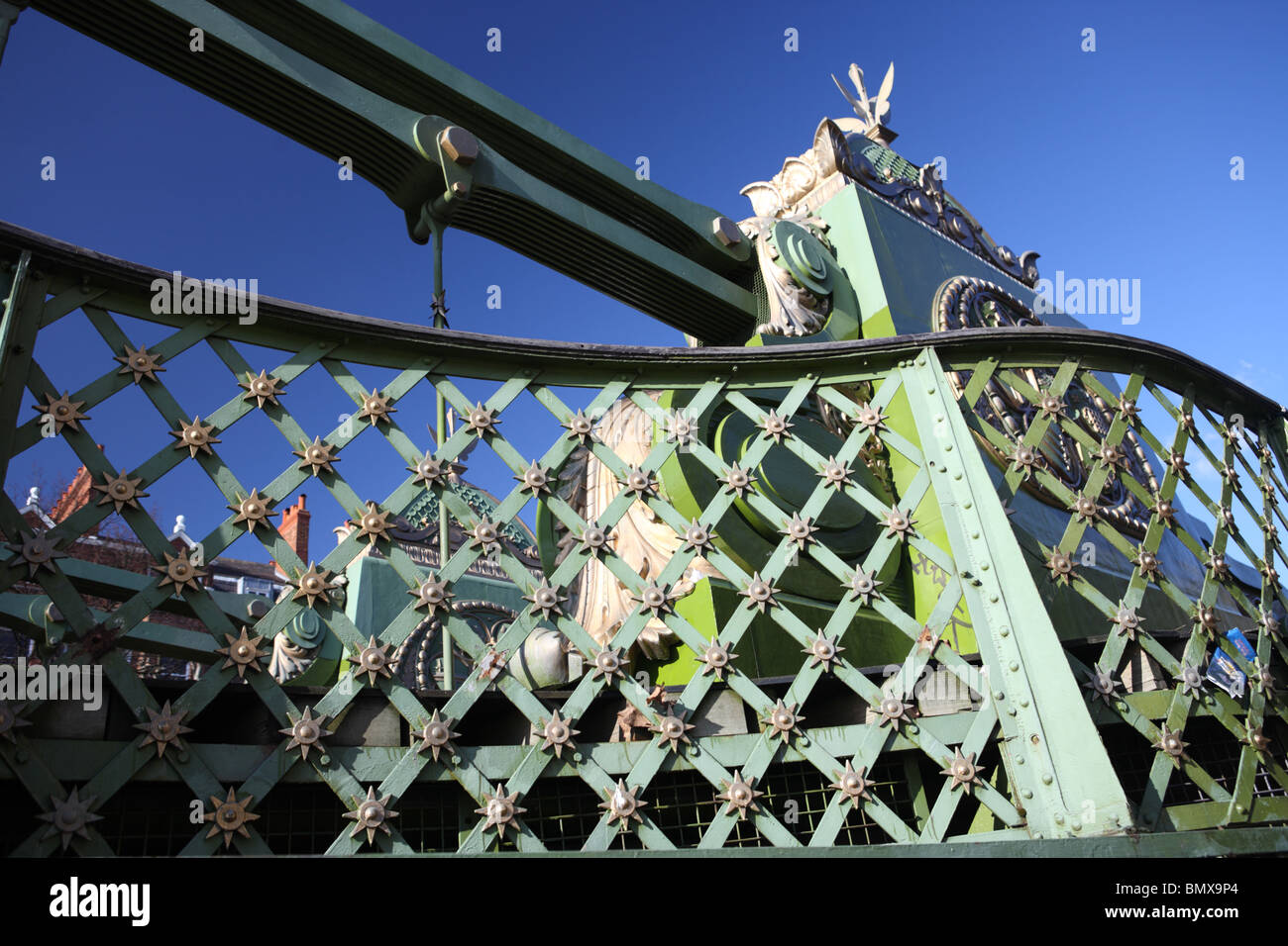 Un dettaglio di Hammersmith Bridge al sole, Hammersmith, Londra W6. Foto Stock