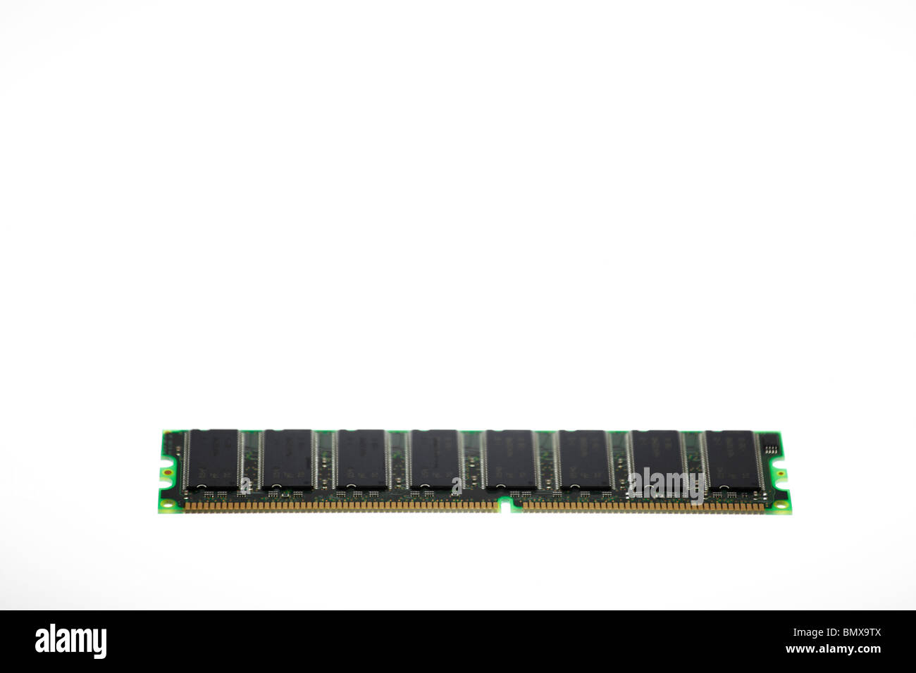 Un bastone di computer 256MB di RAM DDR su uno sfondo bianco Foto Stock
