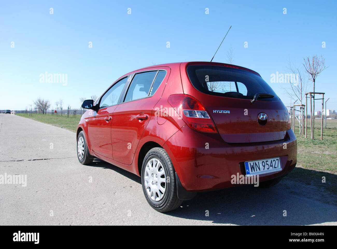 Hyundai i20 1.2 - Il mio 2008 - Rosso metalizzato - cinque porte (5D) - Coreano ultracompatto che sta popolare city car, segmento B - su uno spazio di parcheggio Foto Stock