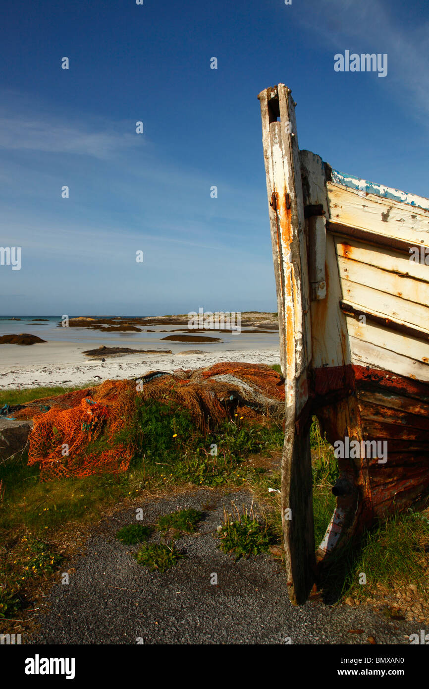 Barca abbandonati al fine spiaggia, Kilkieran bay,Co Galway,l'Irlanda occidentale,l'Eire. Foto Stock