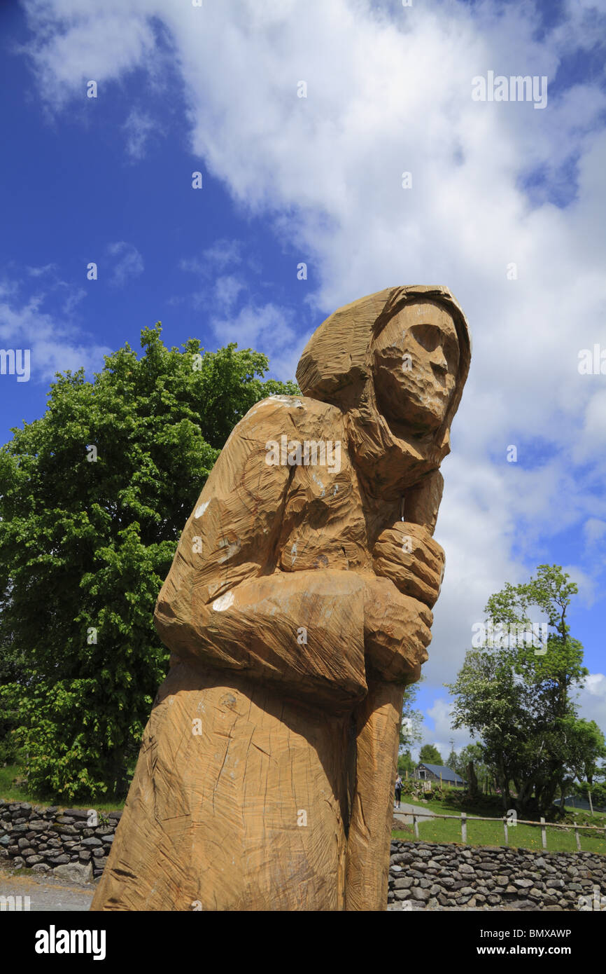 Un scolpito statua lignea, noto come 'Il Druido', a Molly Gallivan's Cottage, Bonane, Co. Kerry, Repubblica di Irlanda Foto Stock