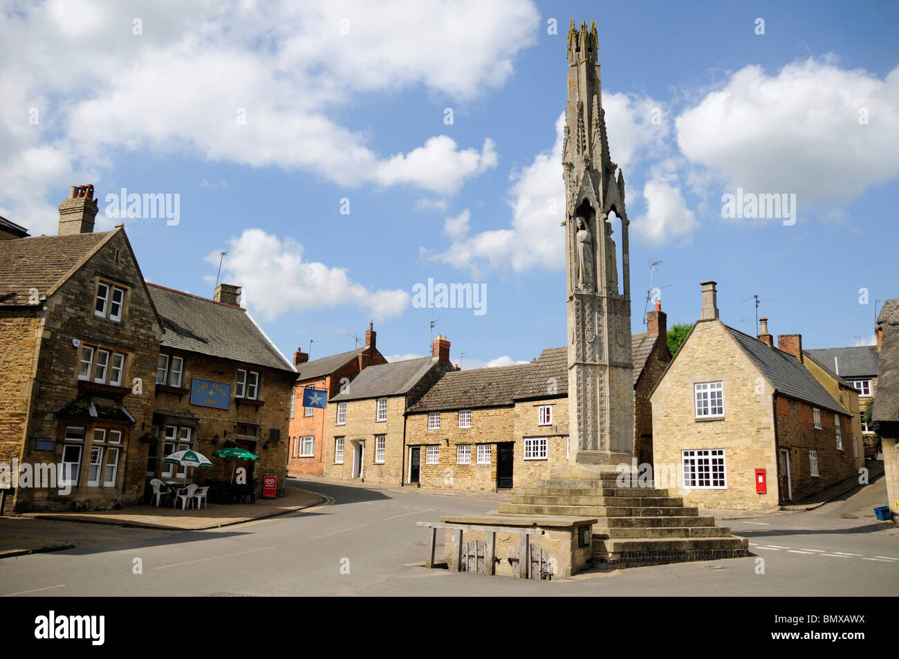 Regina Eleonora Croce, Geddington, Northamptonshire, il meglio conservato dei restanti 3 che ancora in piedi dall'originale 12. Foto Stock