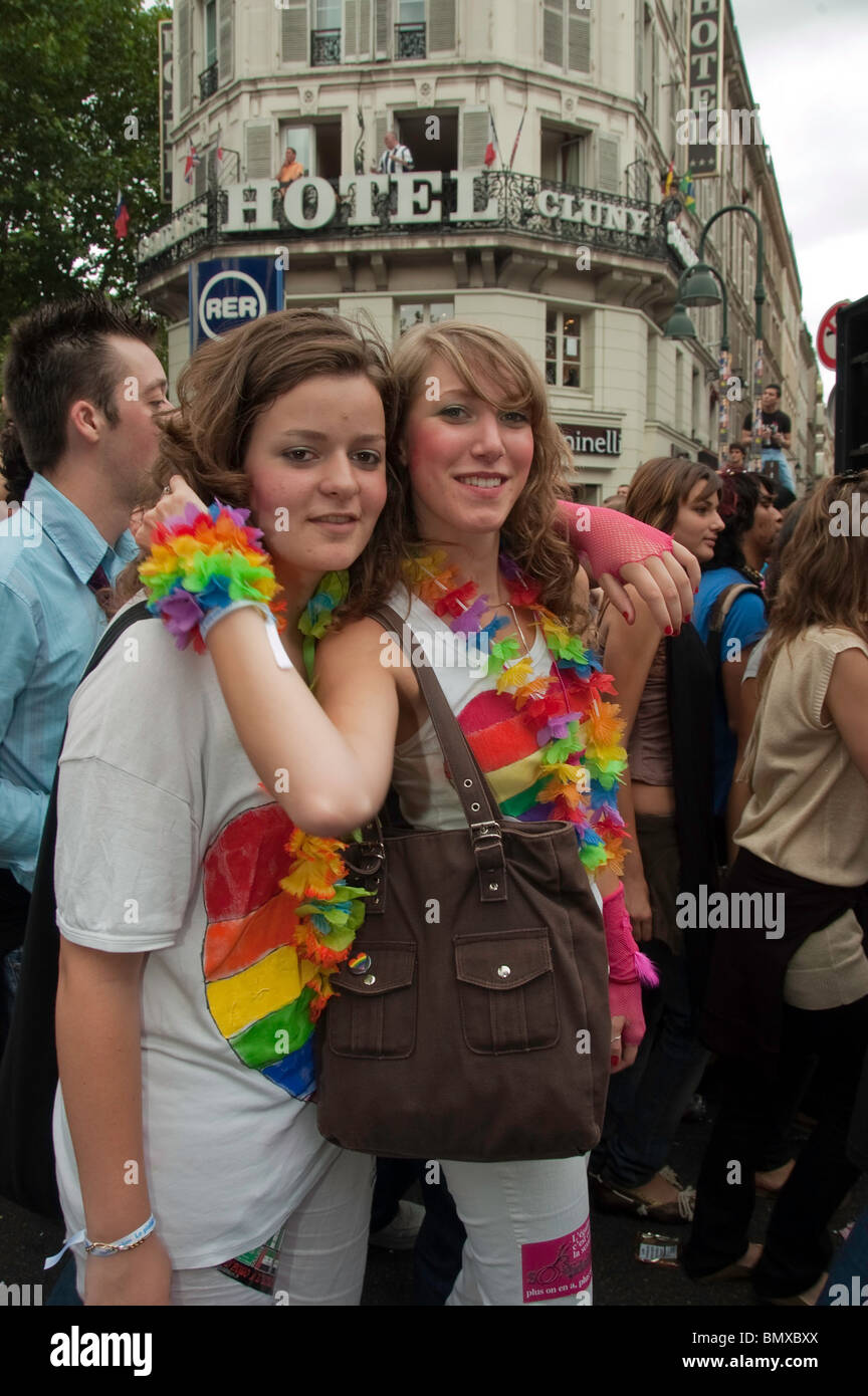 Parigi, Francia, eventi pubblici, persone che celebrano alla Gay Pride Parade, LGBT Pride Celebration, donne in posa, strada, Teens Pride Parade Foto Stock