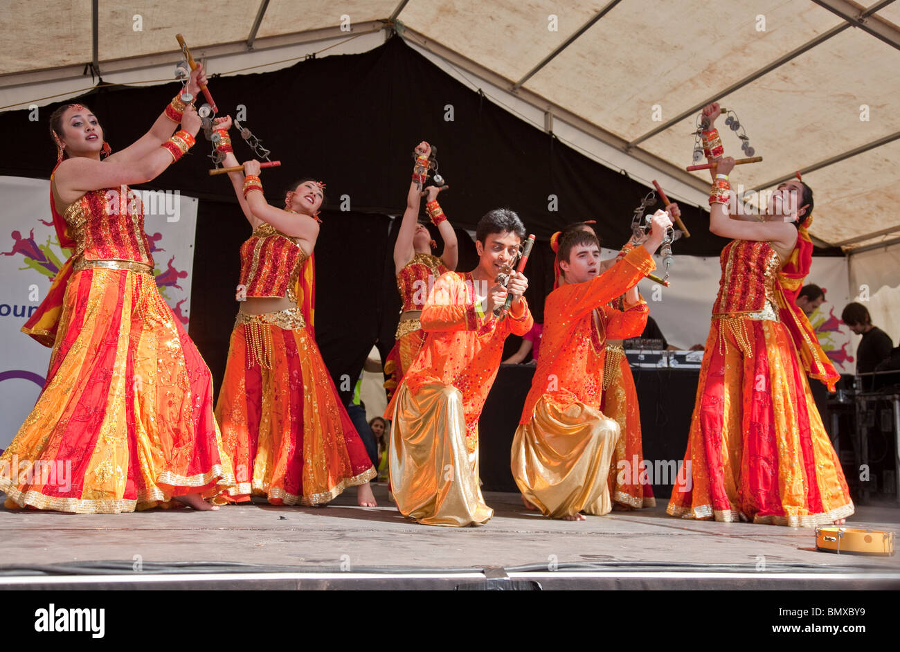 Stile di Bollywood perfomance dalla Scottish multi-ethnic dance troupe Bravehearts Desi a Glasgow Mela 2010 nel Parco Kevingrove. Foto Stock