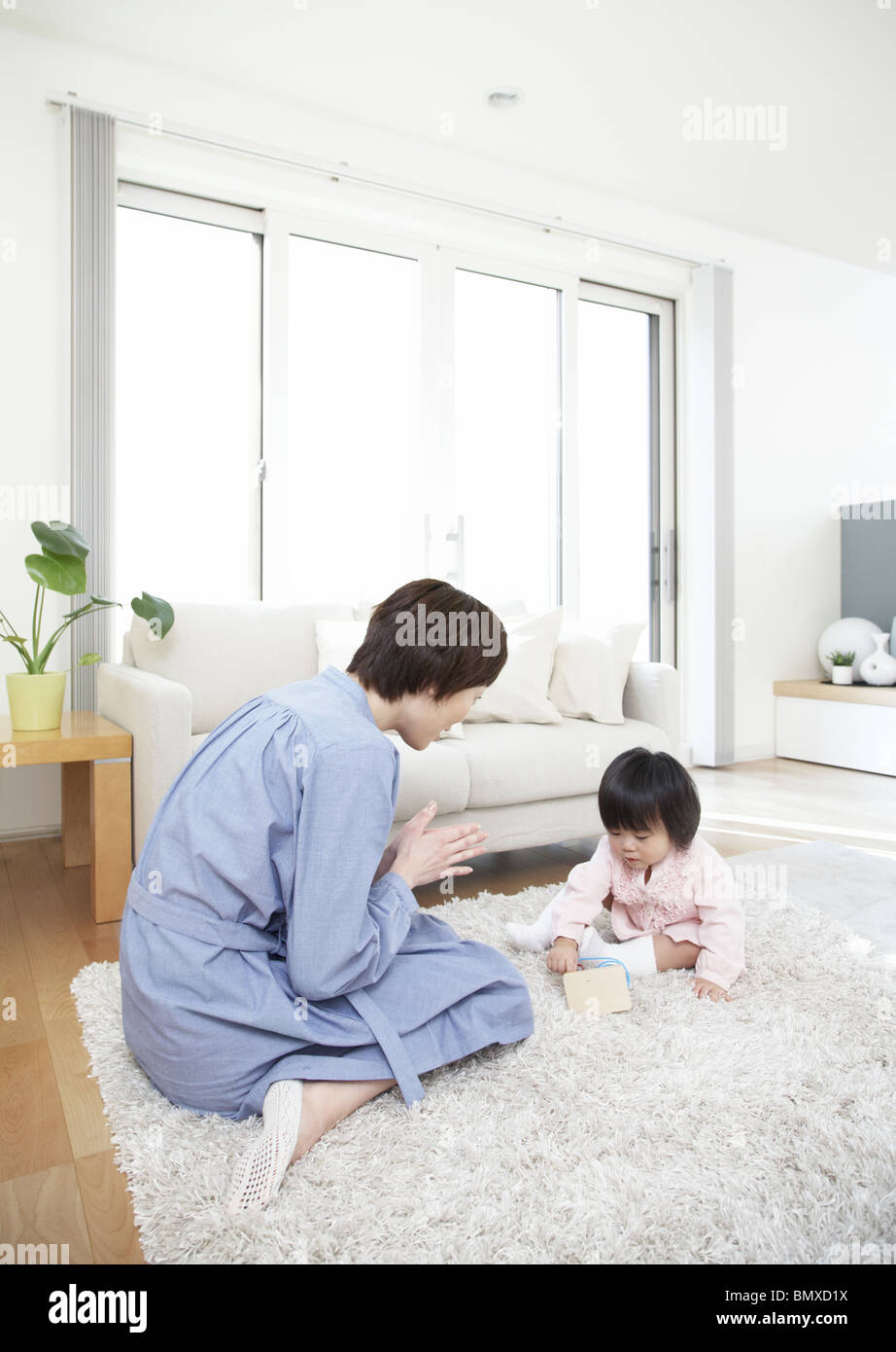 Genitore e bambino in salotto Foto Stock