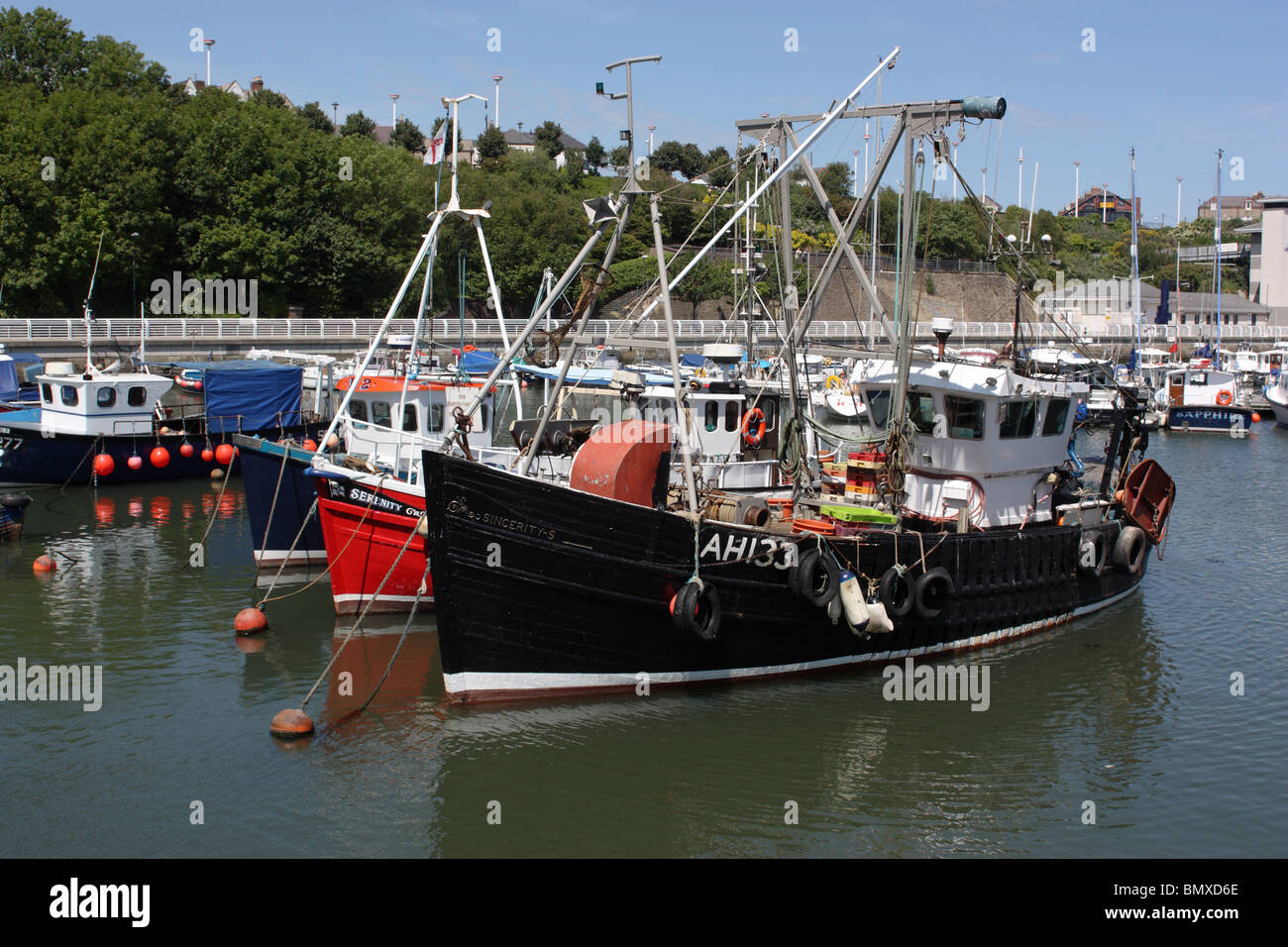 In legno tradizionali barche da pesca ormeggiate in Roker Marina, Sunderland, England, Regno Unito Foto Stock