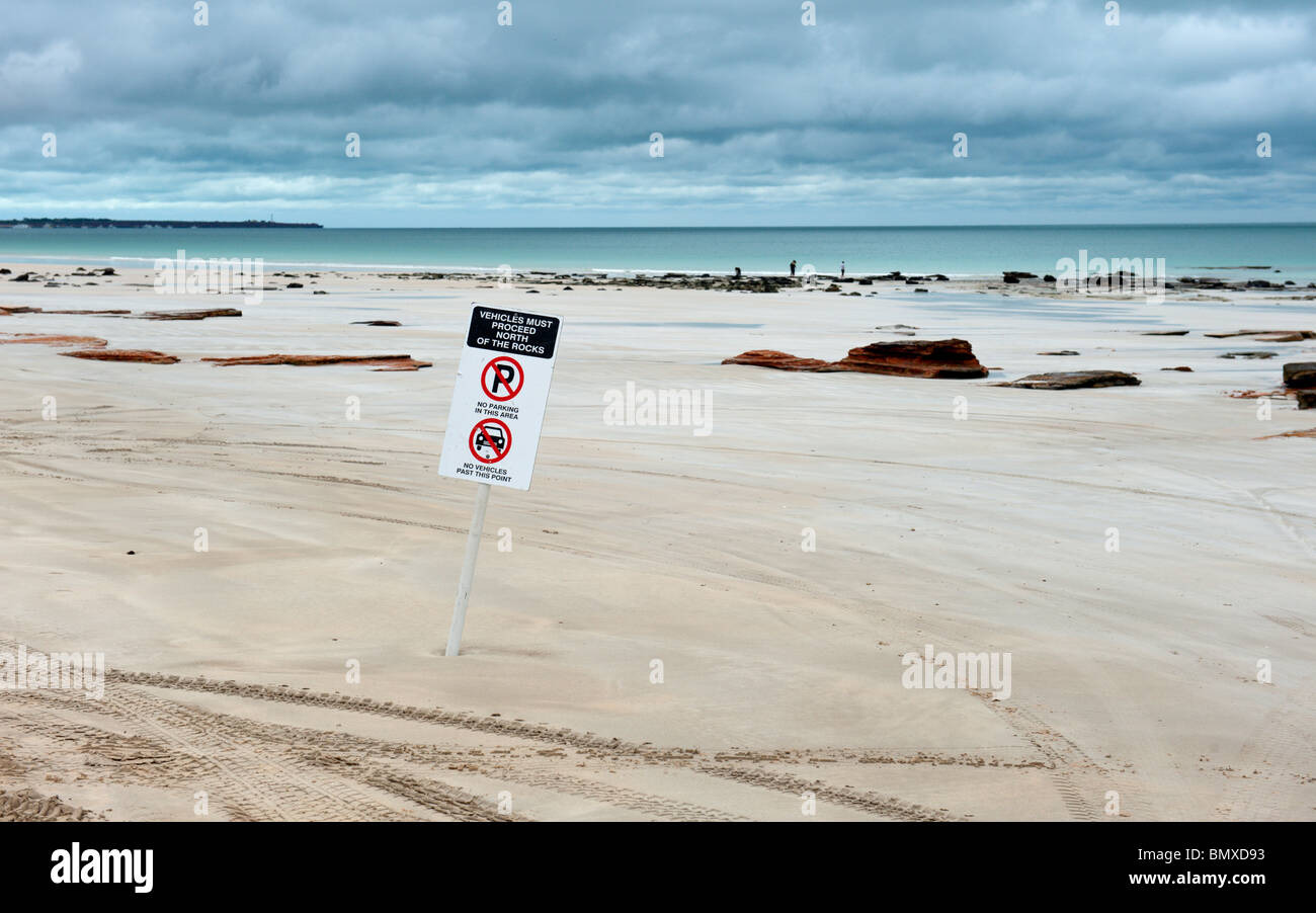Un segno sulla spiaggia di Cable Broome Australia che indica dove le vetture sono ammessi sulla spiaggia. Foto Stock