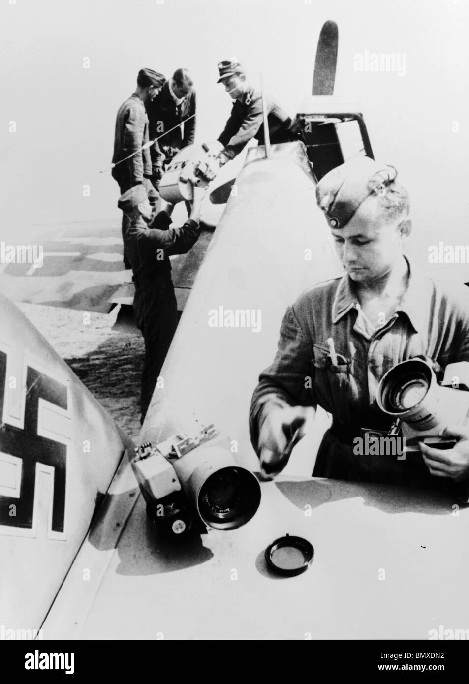 Dinard, St.Malo - Francia Luftwaffe tecnico prepara la fotocamera per Messerschmitt 109 convertito per fini di ricognizione. Foto Stock