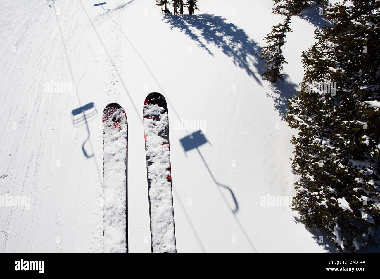 Sci di sciatore sullo ski lift Foto Stock