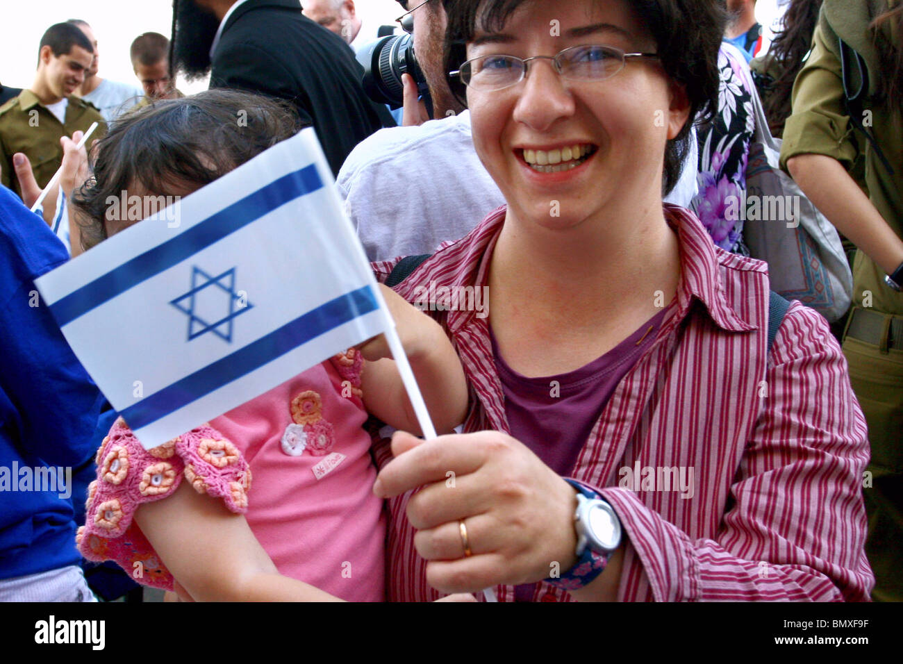 Israele, Ben-Gurion Airport, nuovi immigrati provenienti dagli USA arrivano in Israele e ricevere un caloroso benvenuto da giovani israeliani Foto Stock