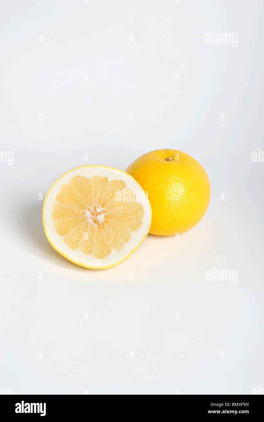Intero e la metà dei limoni Foto Stock