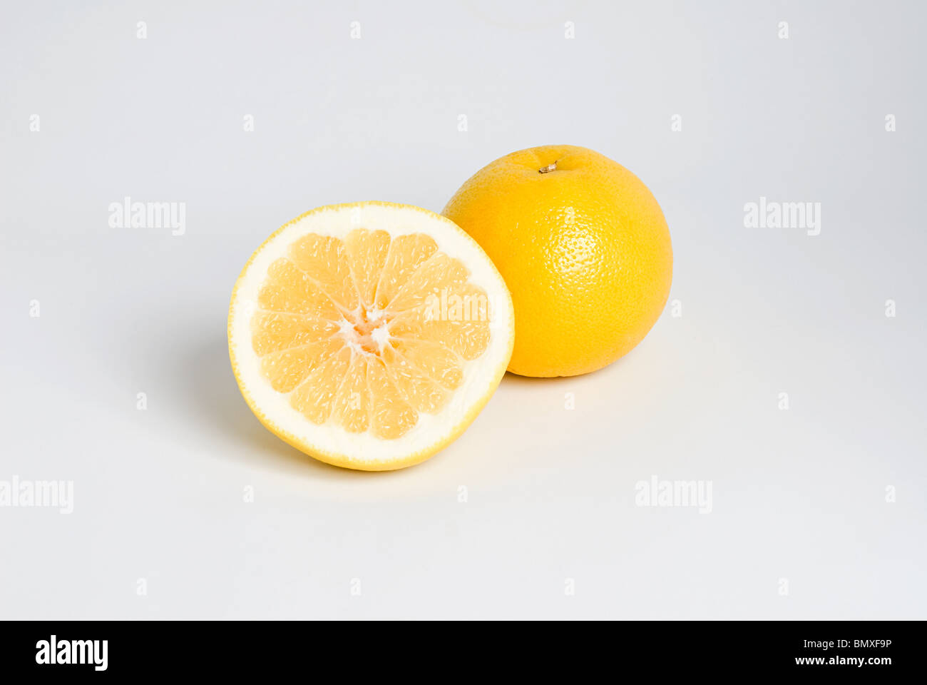 Intero e la metà dei limoni Foto Stock