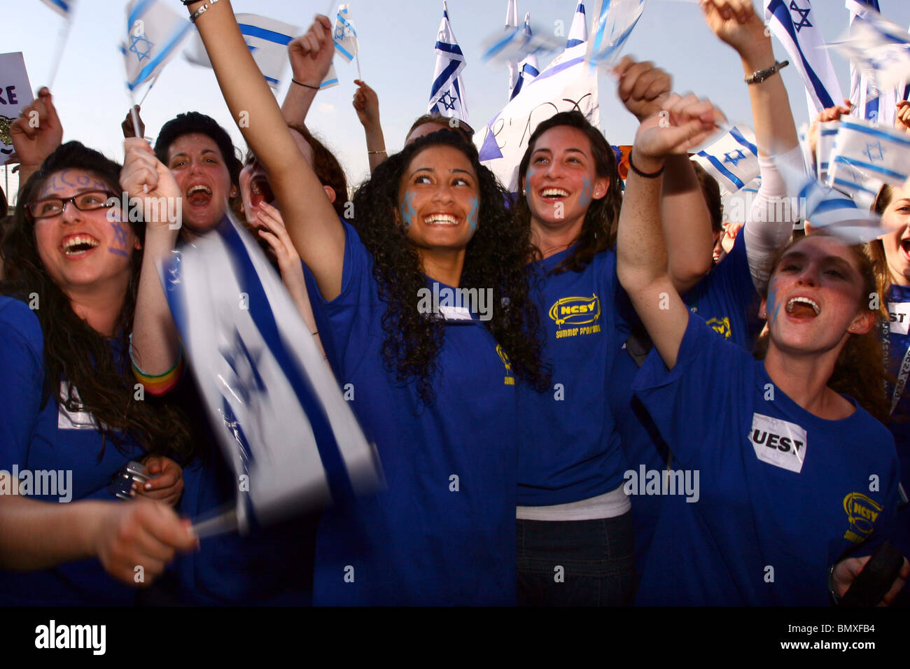 Israele, Ben-Gurion Airport, nuovi immigrati provenienti dagli USA arrivano in Israele e ricevere un caloroso benvenuto da giovani israeliani Foto Stock