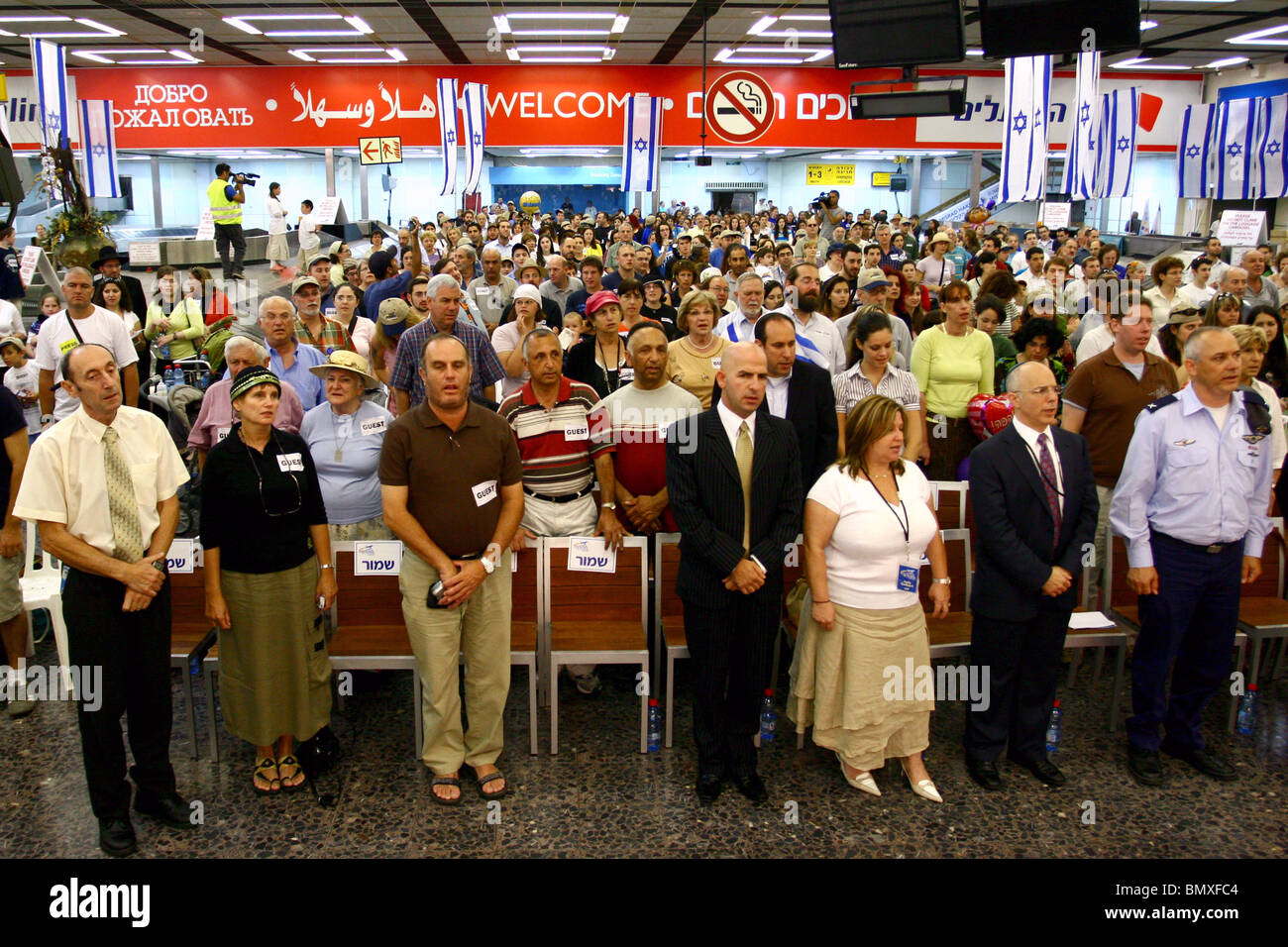 Israele, Ben-Gurion Airport, nuovi immigrati da STATI UNITI D'AMERICA cantare il popolo israeliano inno nazionale all'arrivo Foto Stock