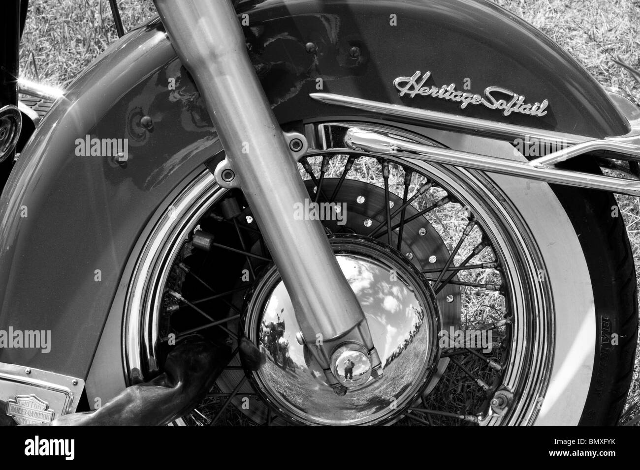 Una foto in bianco e nero di un Harley Davidson passaruota Foto Stock