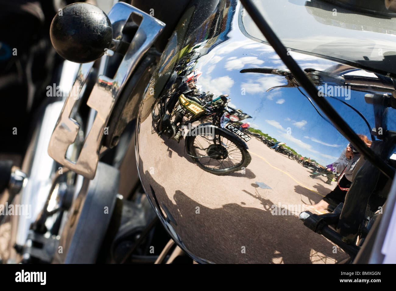Vista astratta e la riflessione di un serbatoio del carburante su un classico Bike Foto Stock