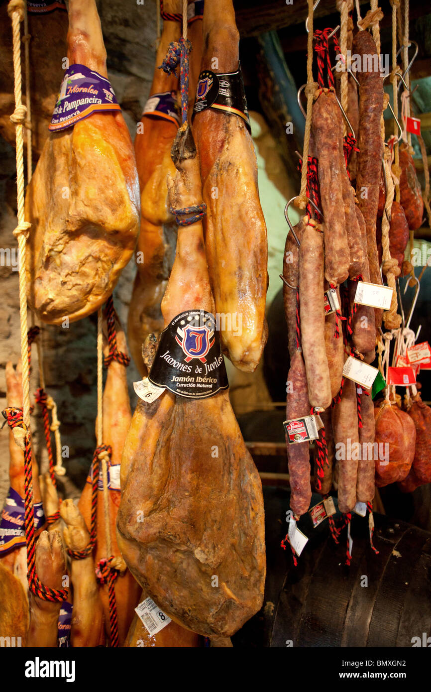 Tradizionale prosciutto carne appesi in un negozio di souvenir in Pampaneira , Alpujarras Spagna Foto Stock