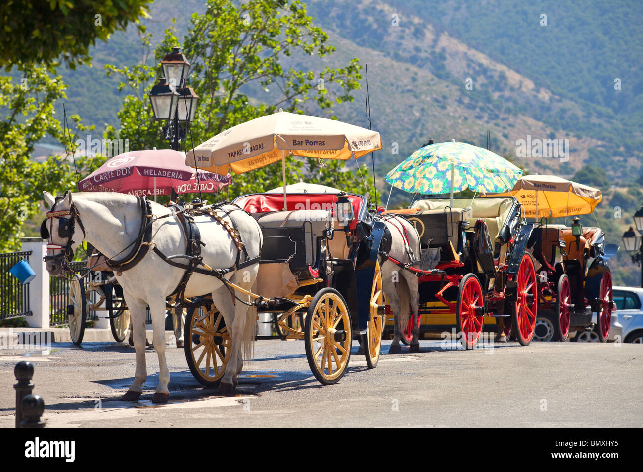 Carrelli a cavallo con ombrelloni in Mijas, Andalusia, Spagna Foto Stock