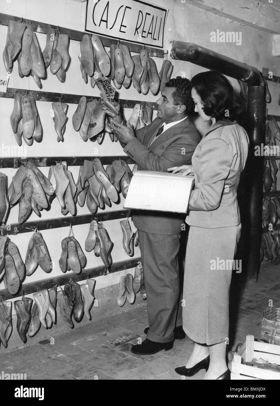 SALVATORE FERRAGAMO (1898-1960) scarpa italiana designer presso la sua Via  Manelli workshop a Firenze circa 1955 Foto stock - Alamy