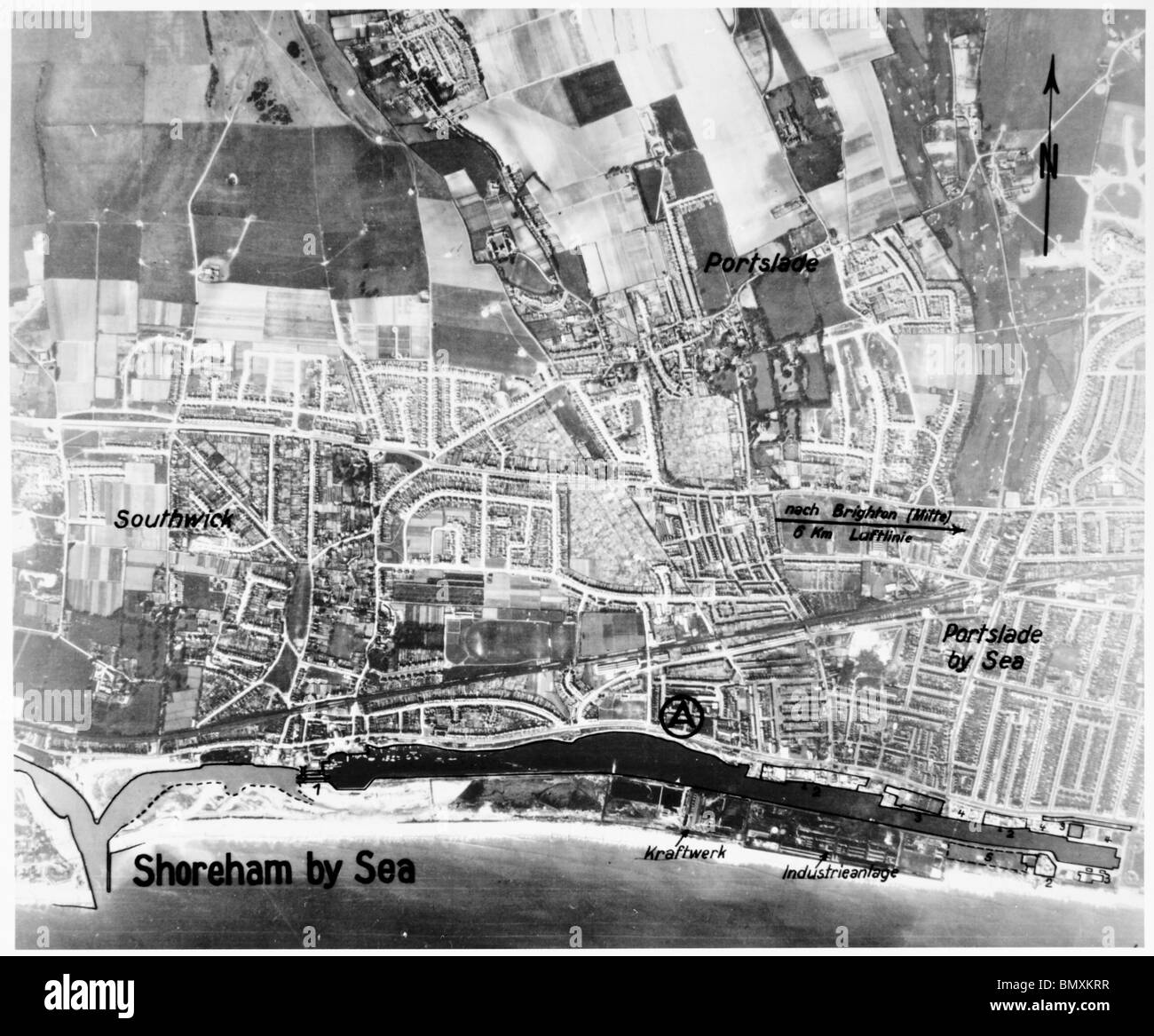 Shoreham da Sea & Portslade dal mare - Sussex 12 aprile 1939 Airfield, porto e stazione di alimentazione Foto Stock