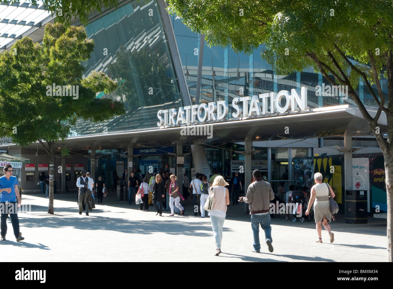 Le persone al di fuori della stazione ferroviaria di Stratford stazione più vicina al sito di 2012 Olimpiadi di Stratford, Newham, East London Inghilterra England Regno Unito KATHY DEWITT Foto Stock