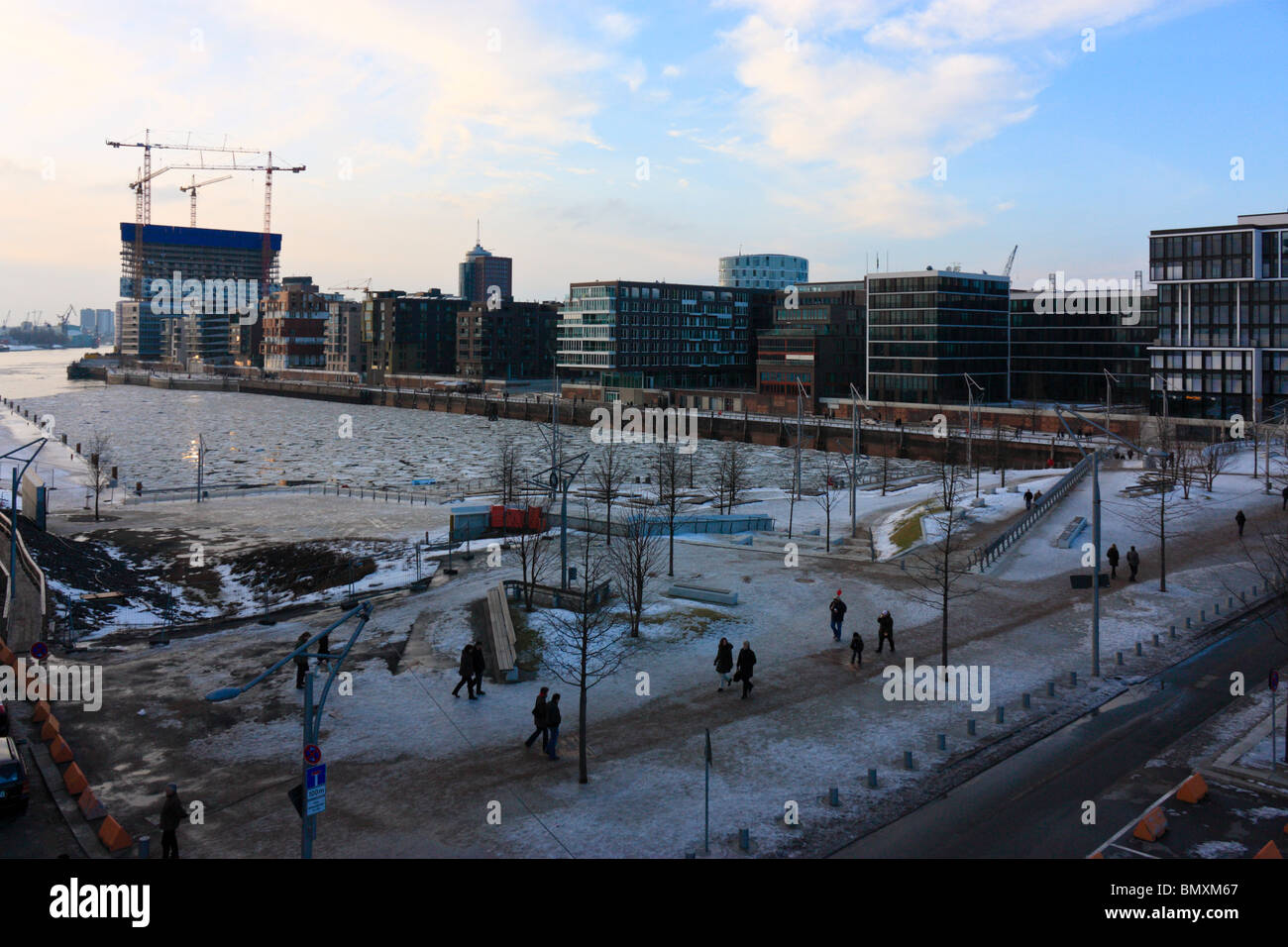Nuove della Elbphilharmonie di Amburgo si vede dal Marco Polo Terrazza Foto Stock