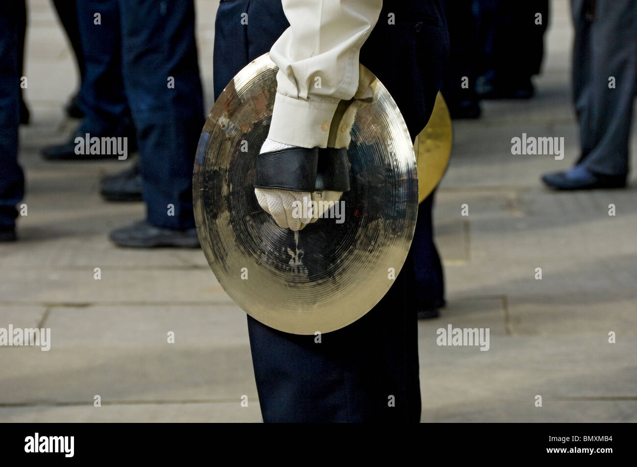 Primo piano del membro della band di musicisti Scout Scouts Holding Cymbal York North Yorkshire Inghilterra Regno Unito GB Gran Bretagna Foto Stock