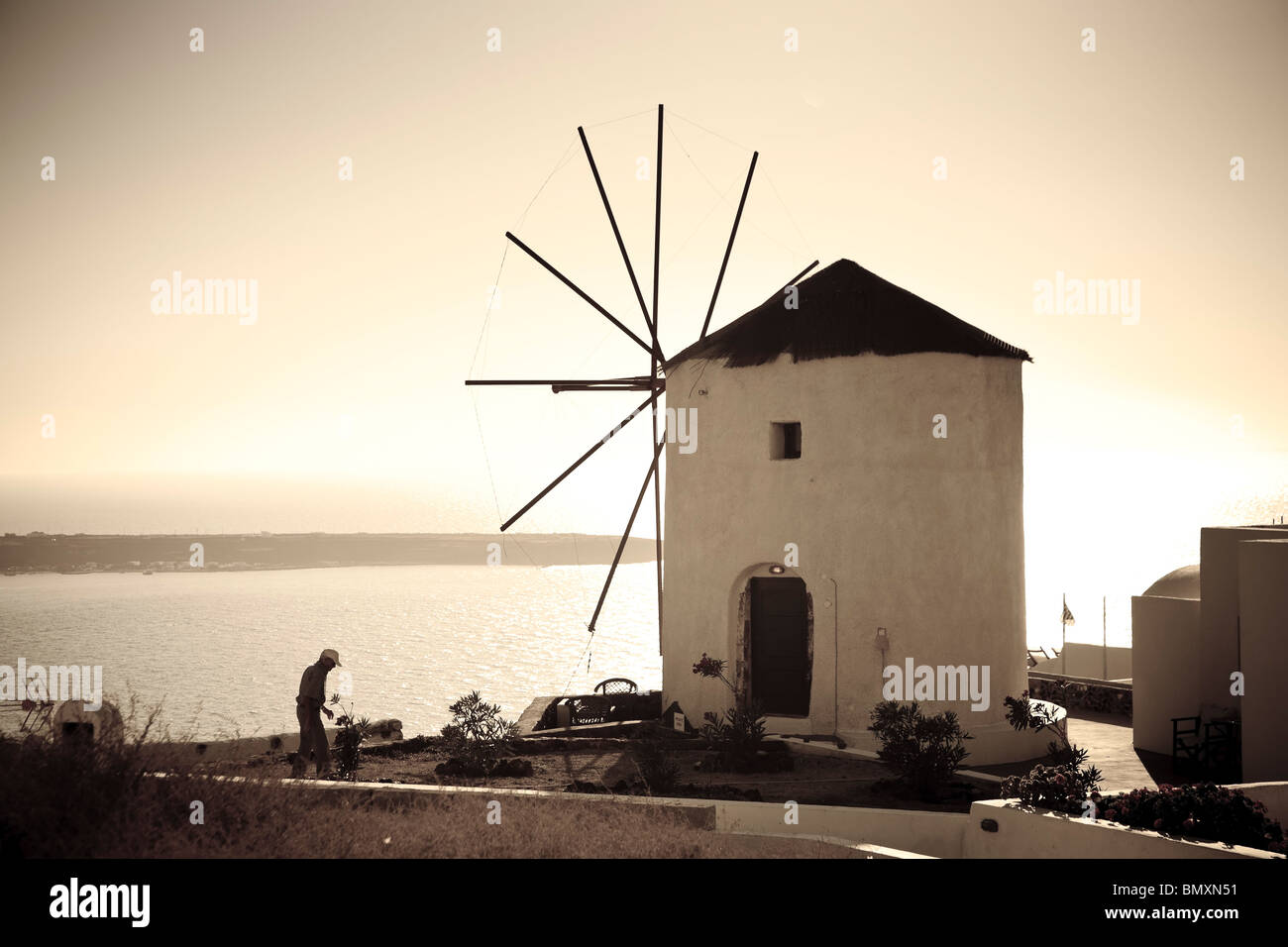 Grecia CICLADI Santorini, la cittadina di Oia, vecchio mulino a vento Foto Stock