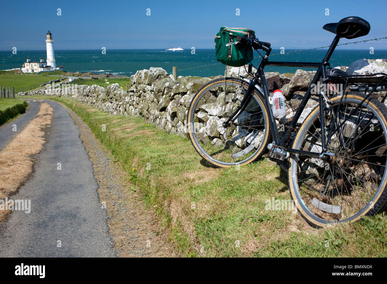 Escursioni in bicicletta lungo Rhins di Galloway costa Scozia UK guardando verso il basso sulla Corsewall Lighthouse Hotel e fuori a Larne a Stranraer ferry Foto Stock