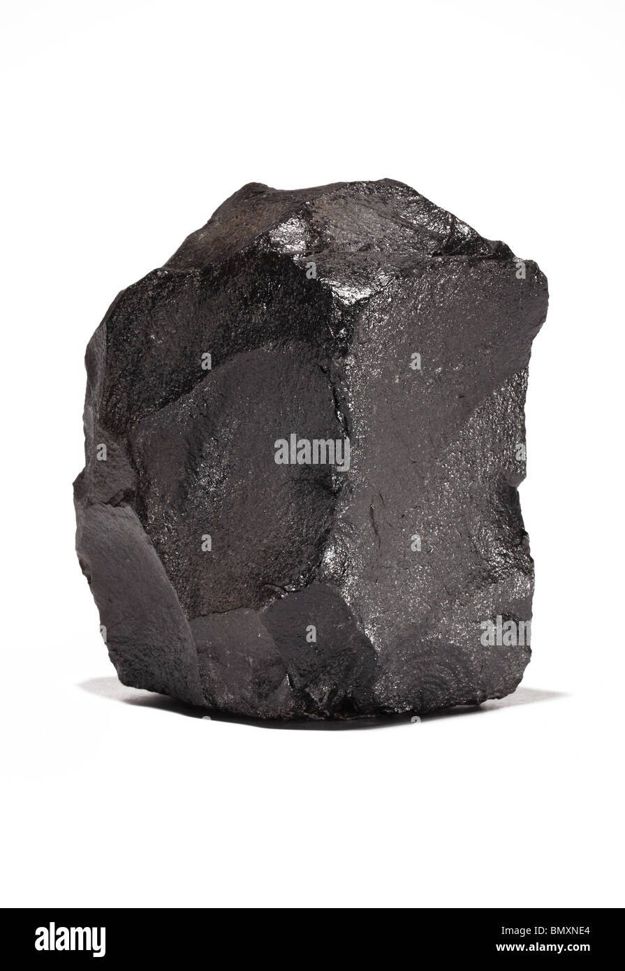 Un grande pezzo di nero carbone bituminoso su sfondo bianco Foto Stock