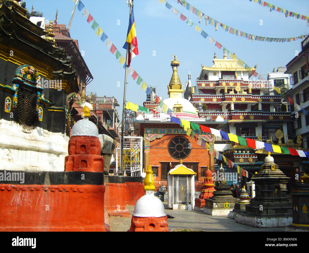 Un tempio Wat a Katmandu con bandiere di preghiera Foto Stock