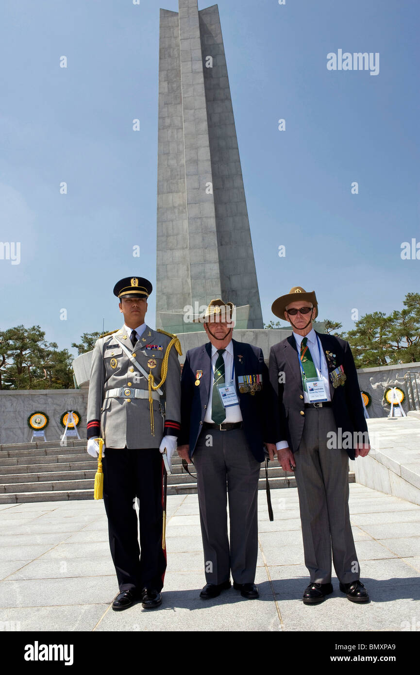 Giovanni Murro (centro) e John Dusco (a destra), Coreano reduci di guerra di Australia, in Seoul Foto Stock