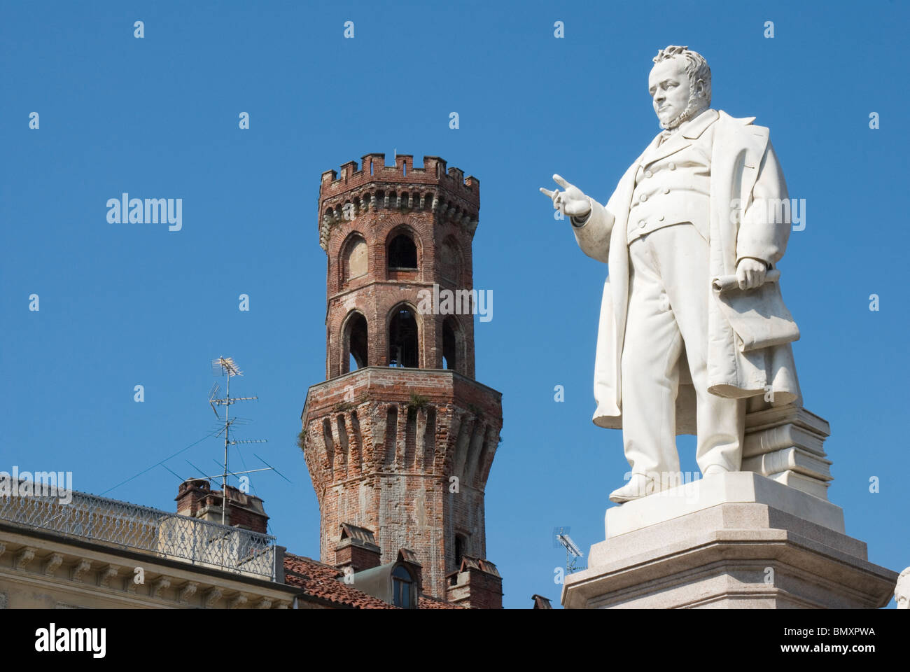 Cavour statua in Piazza Cavour e la Torre dell'angelo tower - Vercelli - Piemonte - Italia Foto Stock