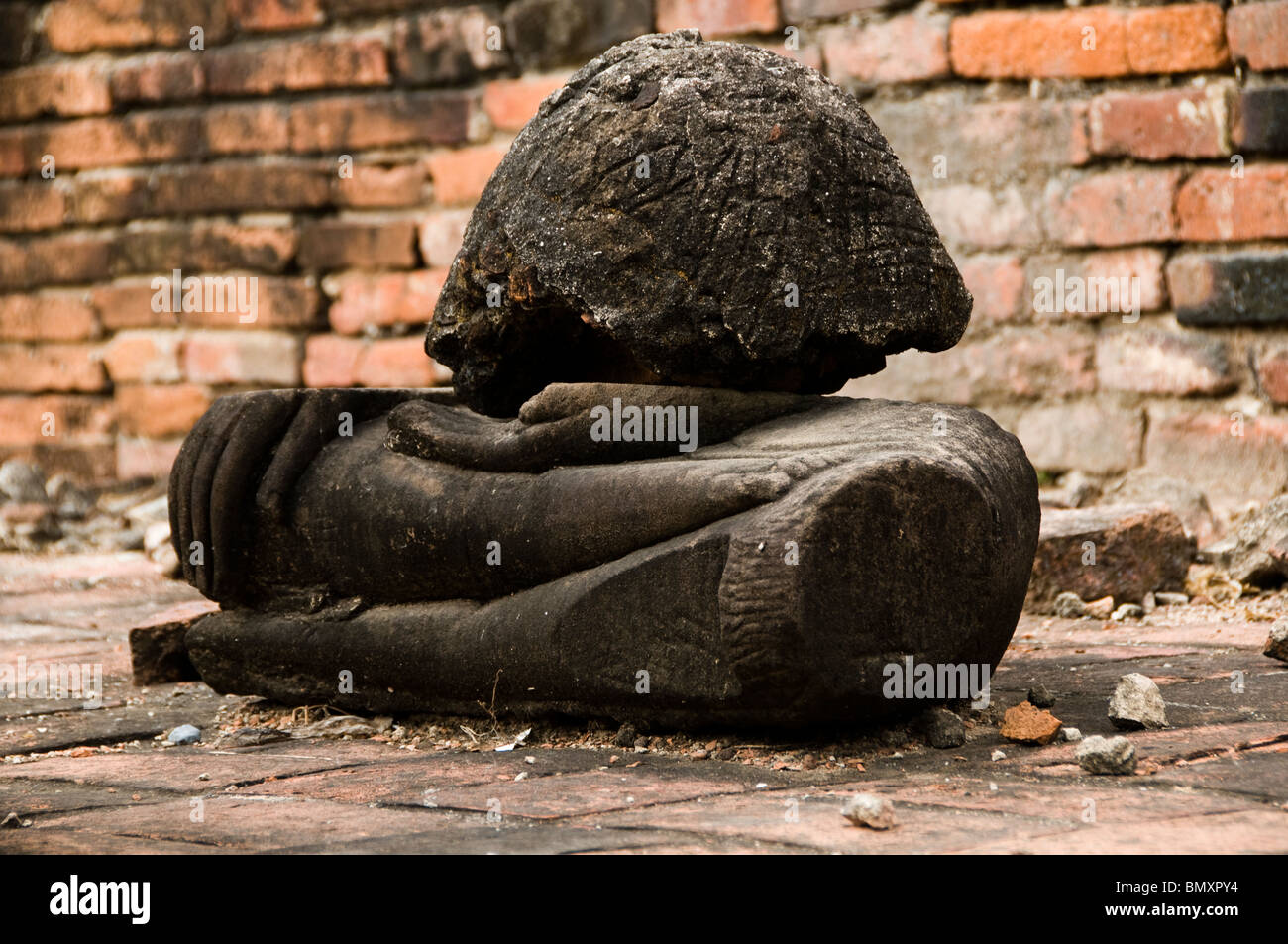 Danneggiato l'immagine del Buddha di wat thammickarat, Ayutthaya, Thailandia. Foto Stock