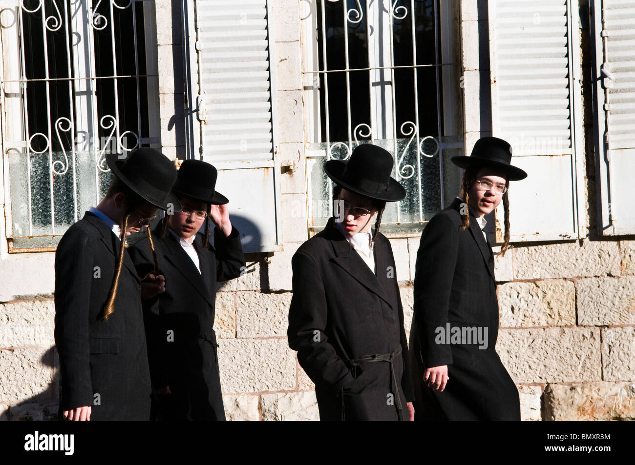 Ebrea ortodossa adolescenti di Mea Shearim quartiere di Gerusalemme Foto Stock