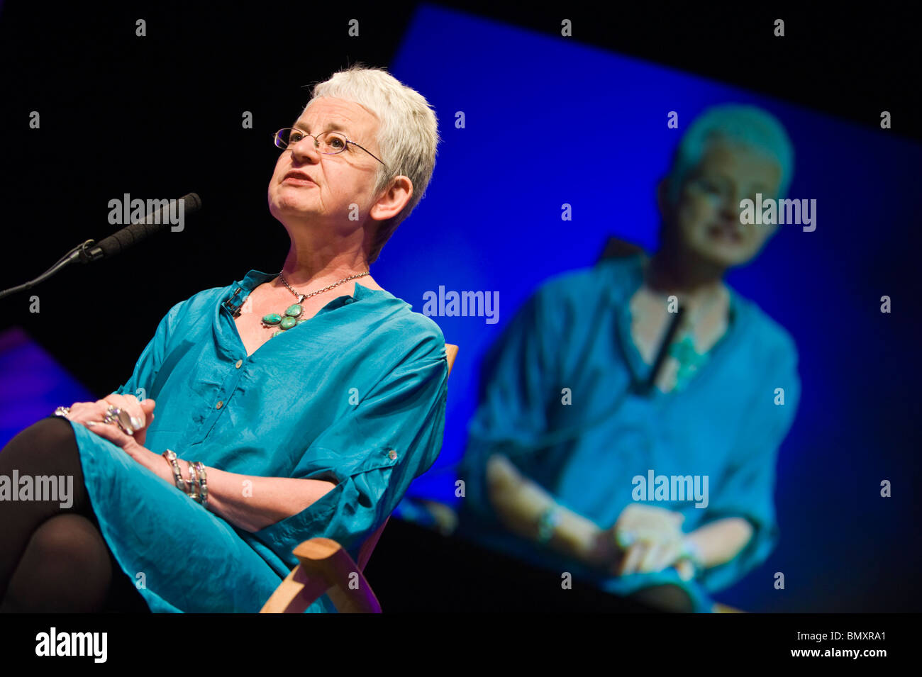 Jacqueline Wilson per bambini illustrato autore parlando sul palco a Hay Festival 2010 Hay on Wye Powys Wales UK Foto Stock