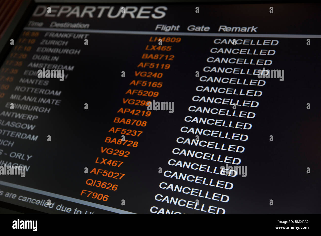 Partenza board mostra le cancellazioni dei voli. Foto Stock